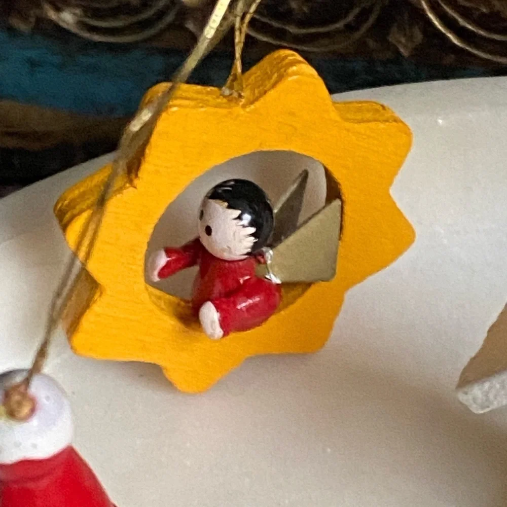 𝅺5 wooden painted Christmas tree ornaments and a pear_9